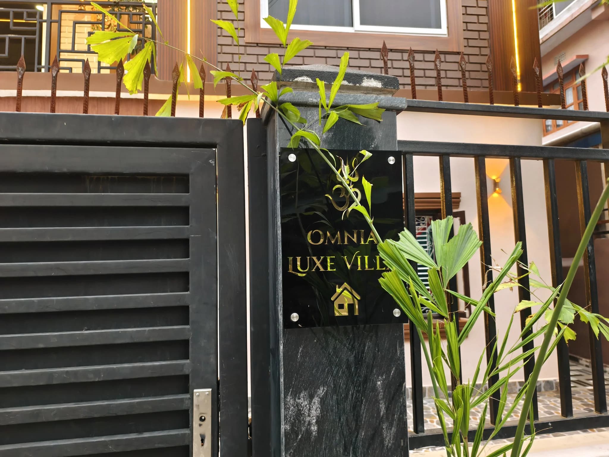 Omnia Luxe Villa gate board